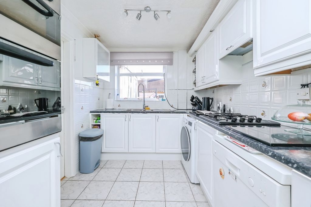 Property photo 3 of 16 Fitted Kitchen