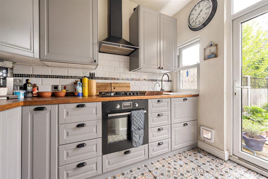 Property photo 3 of 34 Bemsted Road, E17