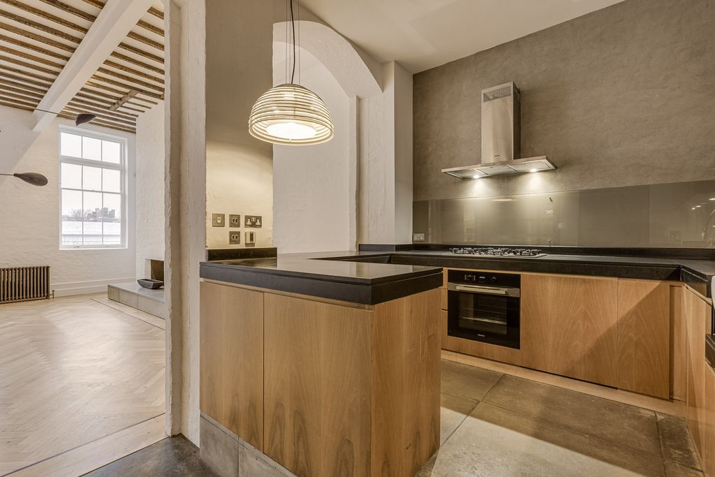 Property photo 2 of 24