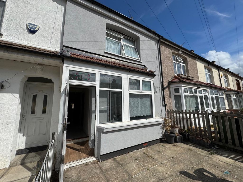 Property photo 1 of 10 Large 3 Bedroom House