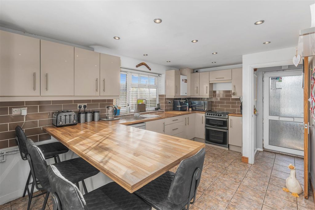 Property photo 2 of 20 43 Midway, Middleton Cheney-10.Jpg