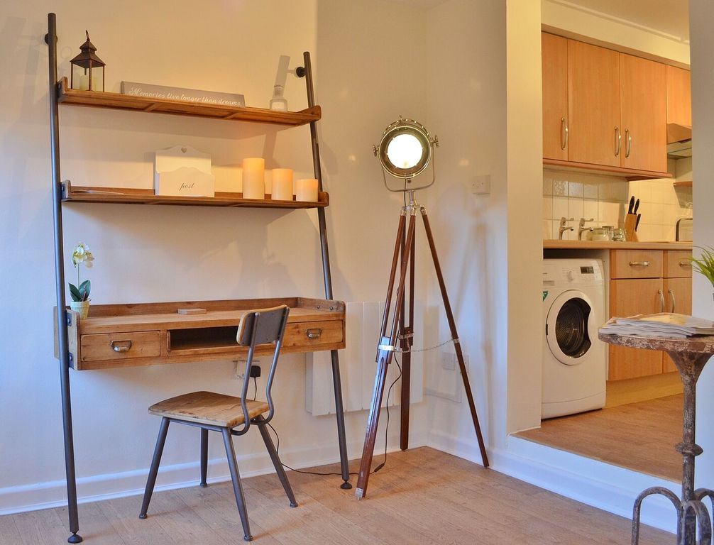 Property photo 3 of 22 Desk