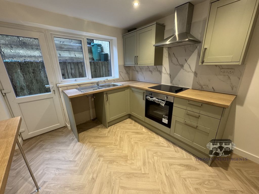 Property photo 3 of 10 Kitchen