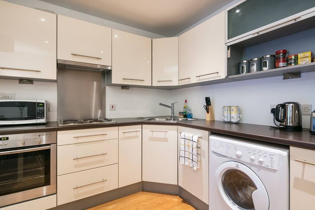 Property photo 1 of 4 2 Bed Flat To Rent Stanley Park Rd, London Sm6 0Hj