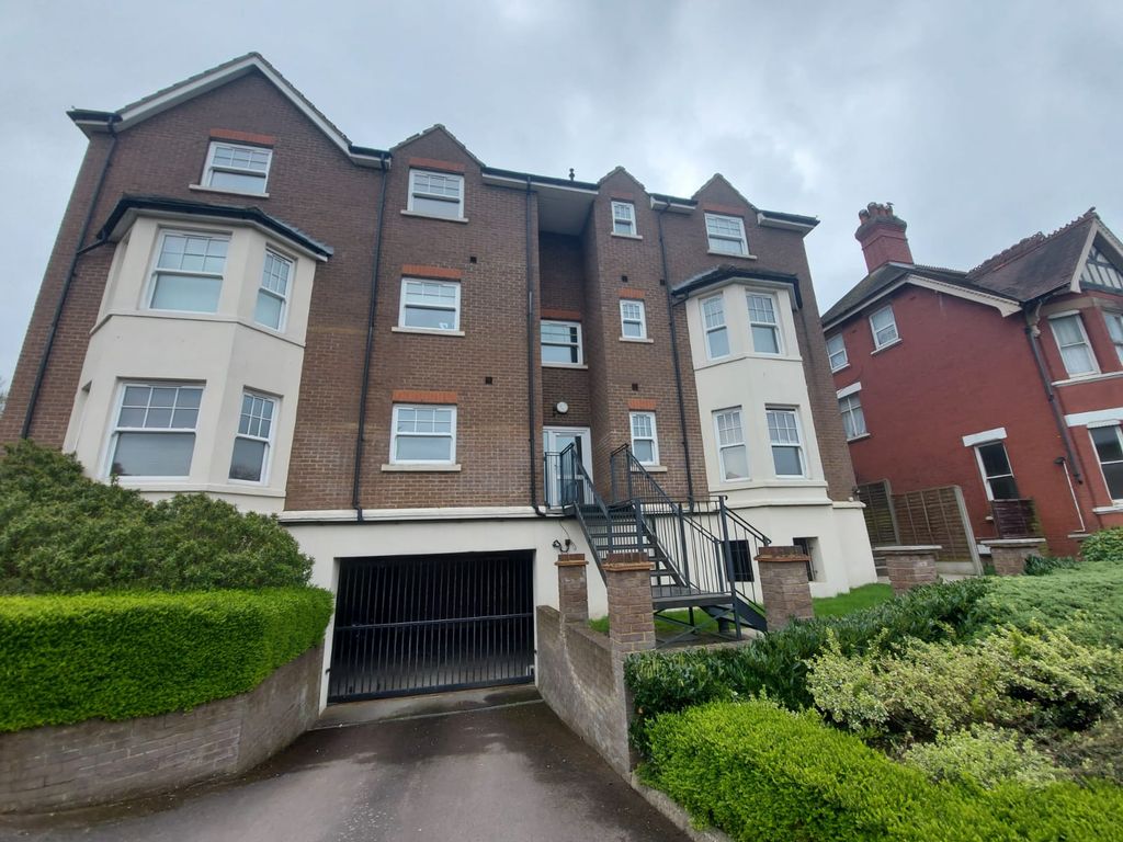 Property photo 1 of 8 Stunning 2 Bed Flat In Hightown