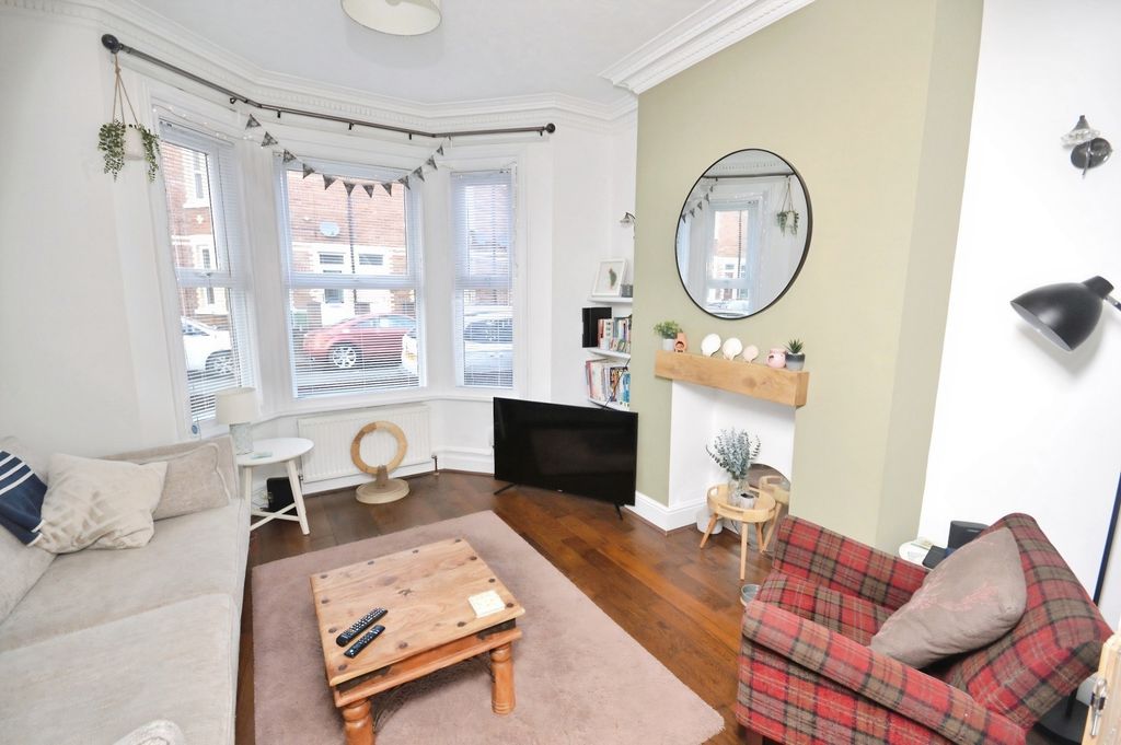 Property photo 2 of 18 2 - Lounge