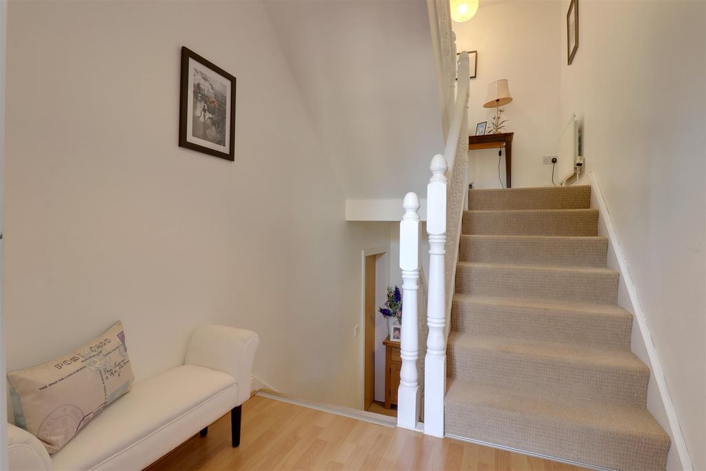Property photo 2 of 21 Entrance Hall