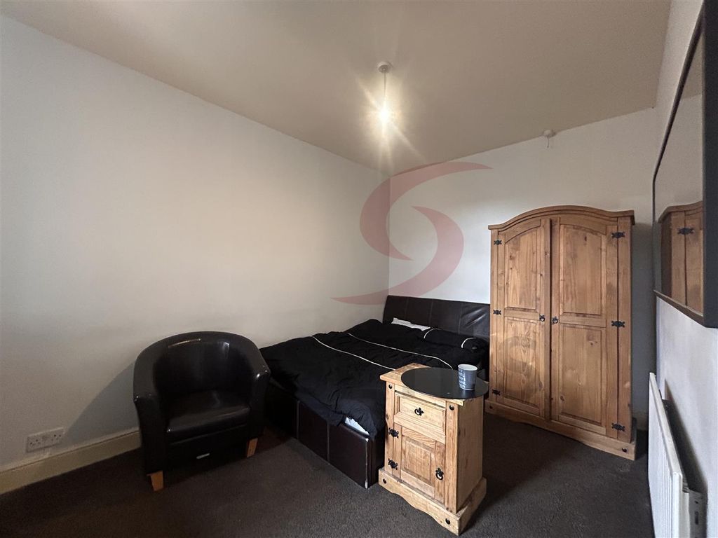 Property photo 3 of 5 Room