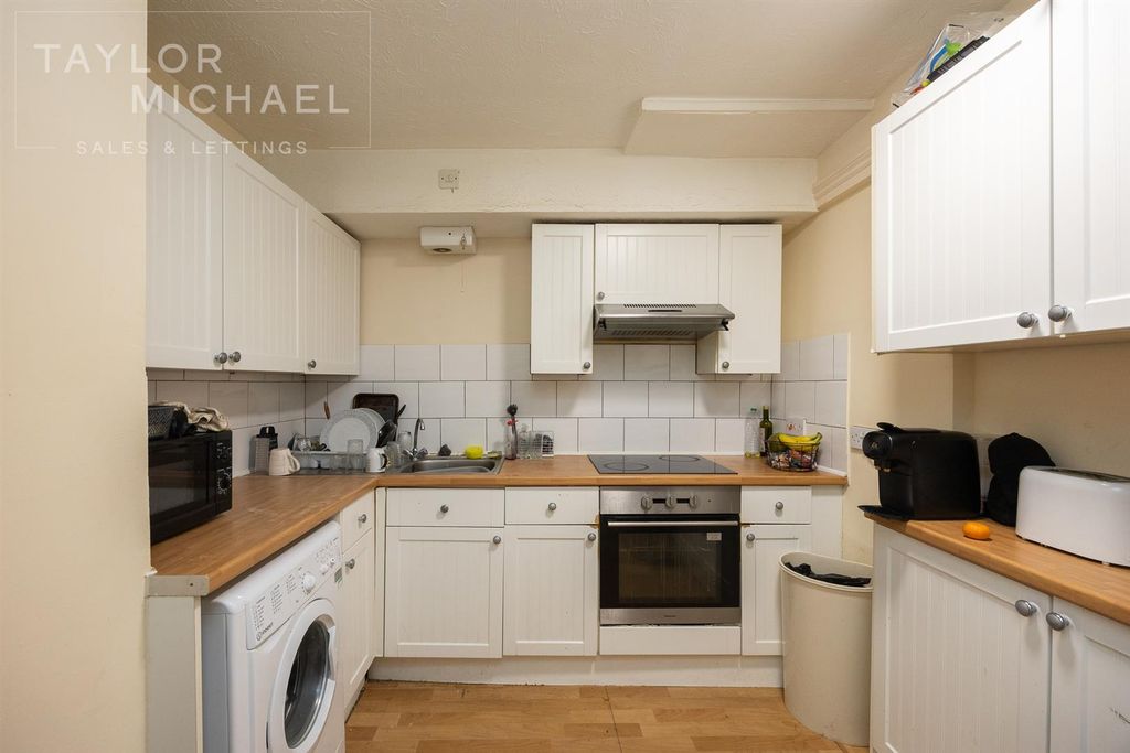 Property photo 2 of 10 Kitchen