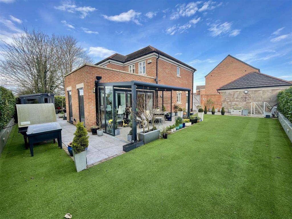 Property photo 3 of 33 Externally