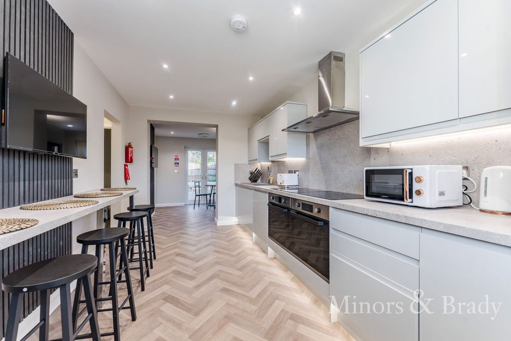 Property photo 2 of 28