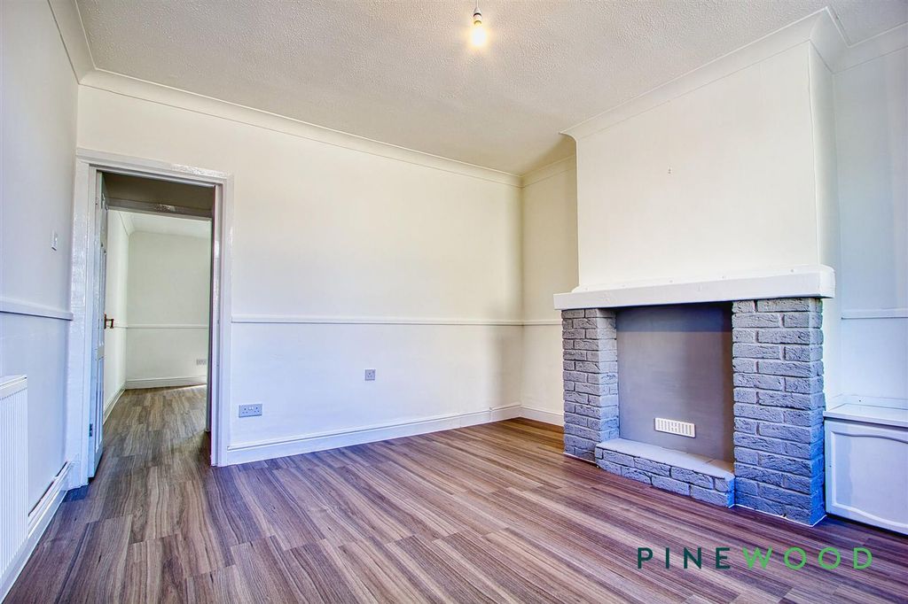 Property photo 3 of 18 Lounge