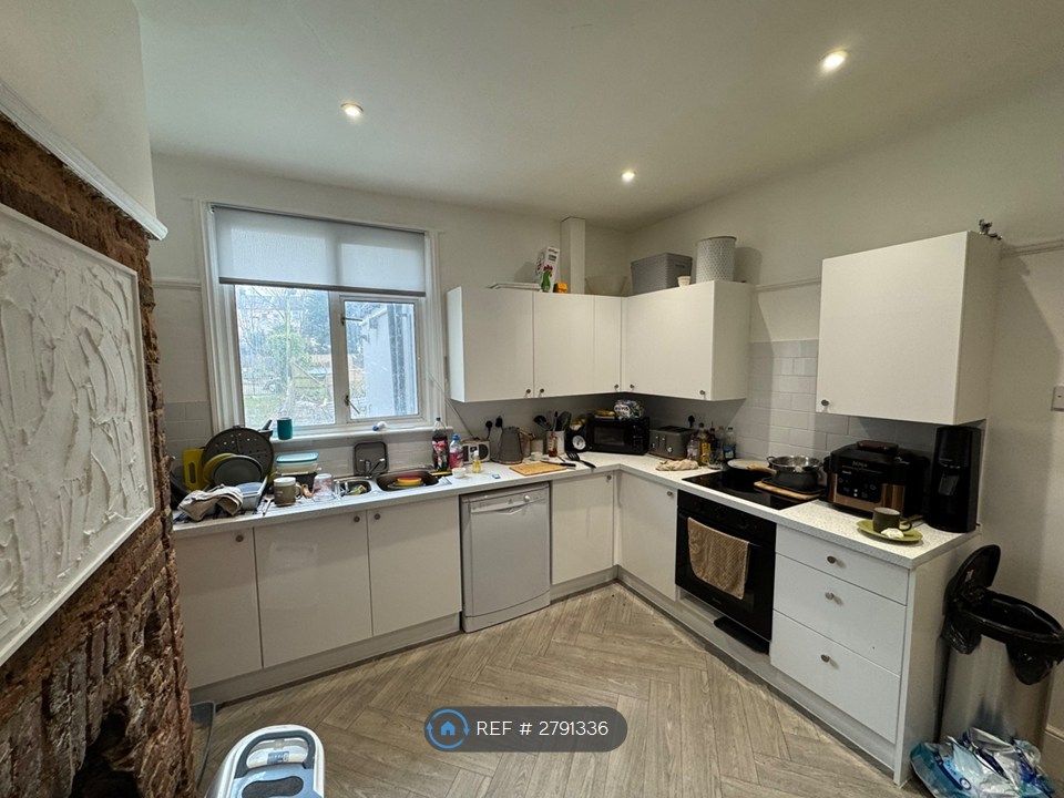 Property photo 2 of 17 Newly Refitted Kitchen