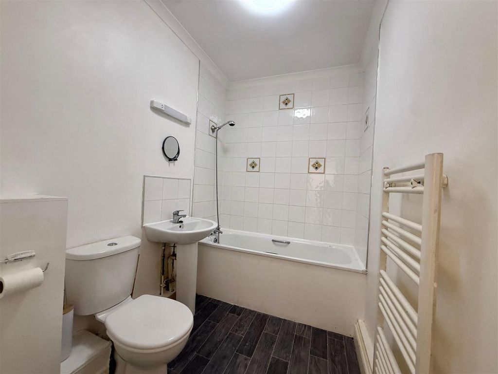 Property photo 2 of 10 Bathroom