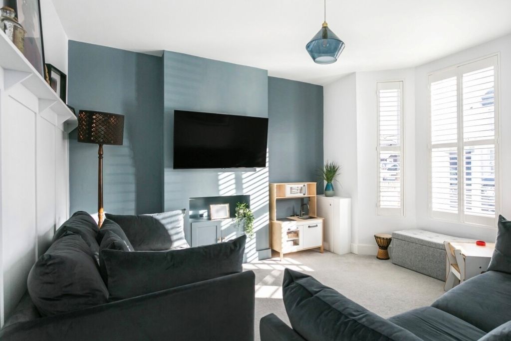 Property photo 3 of 14 Lounge