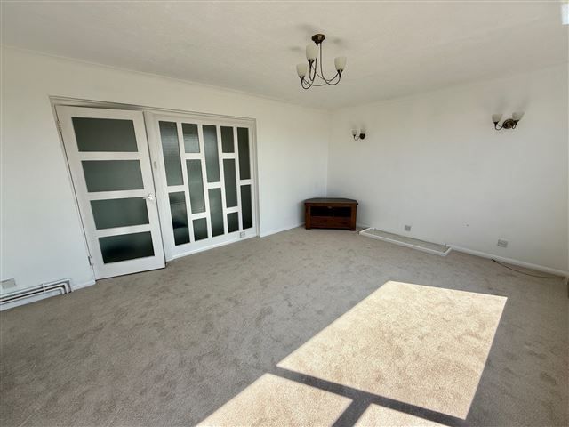 Property photo 3 of 9 Lounge 2