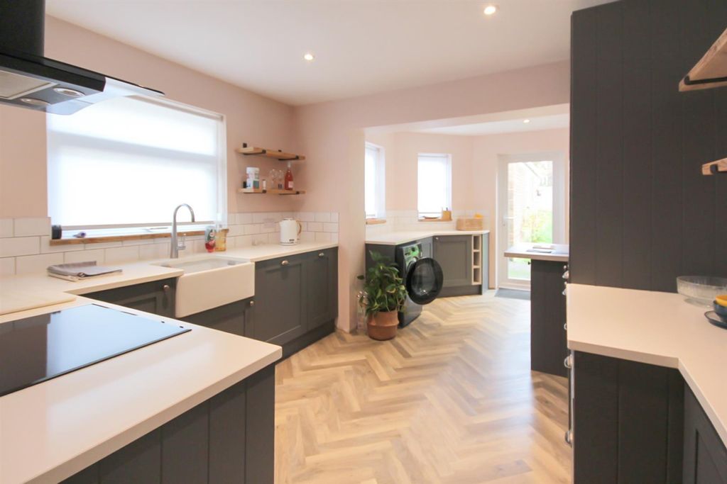 Property photo 3 of 11 Kitchen