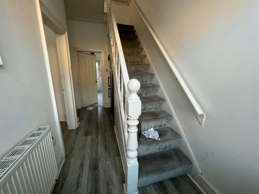 Property photo 2 of 6 Entrance Hall