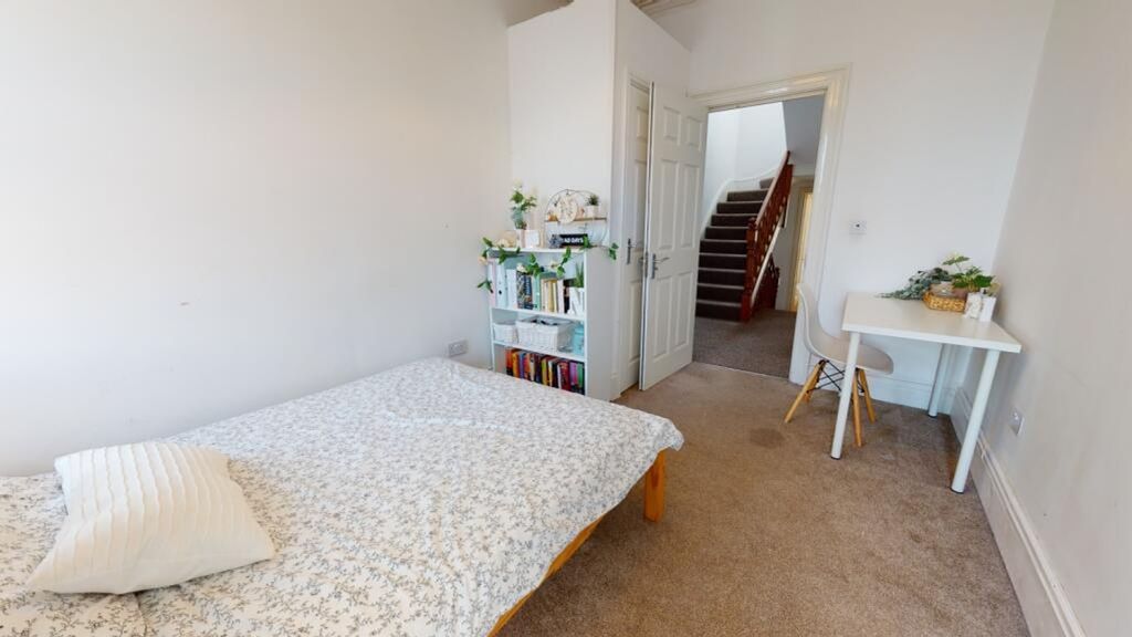 Property photo 2 of 15 Bright And Cozy Double Bedroom Featuring A Comfort...
