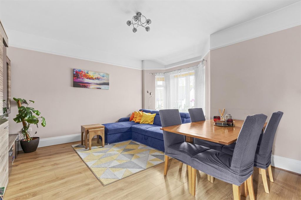 Property photo 3 of 12 Flat 8, Riversdale House, 41, London Rd, Hp11 1Bn-