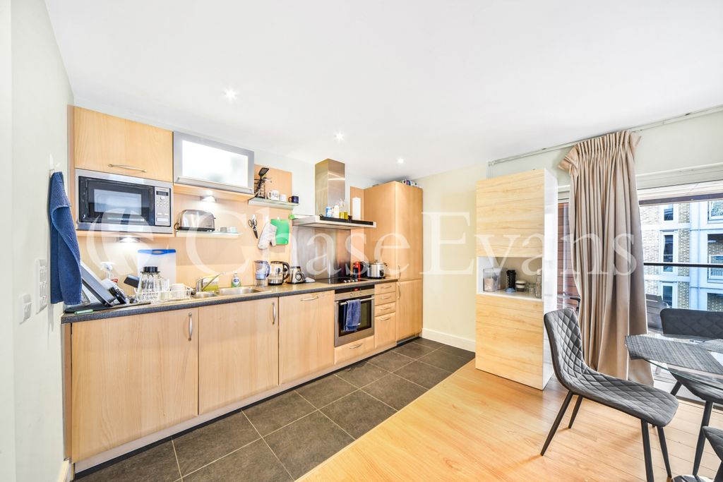 Property photo 3 of 18 Kitchen