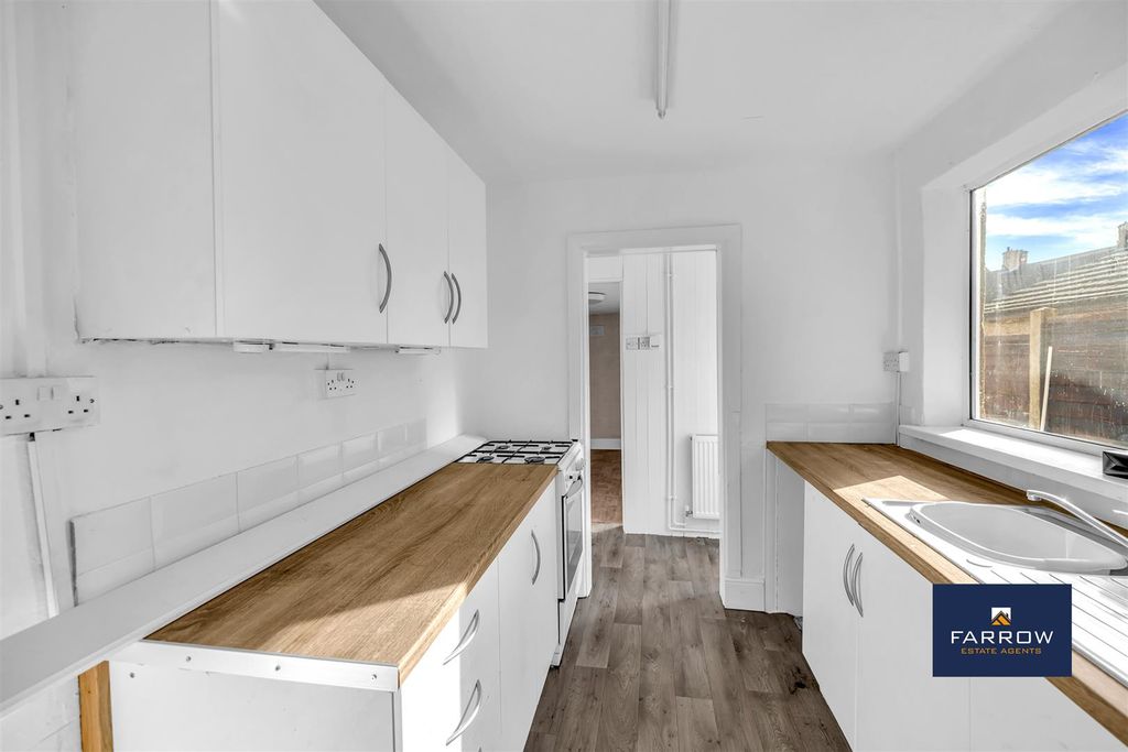 Property photo 3 of 19 Kitchen