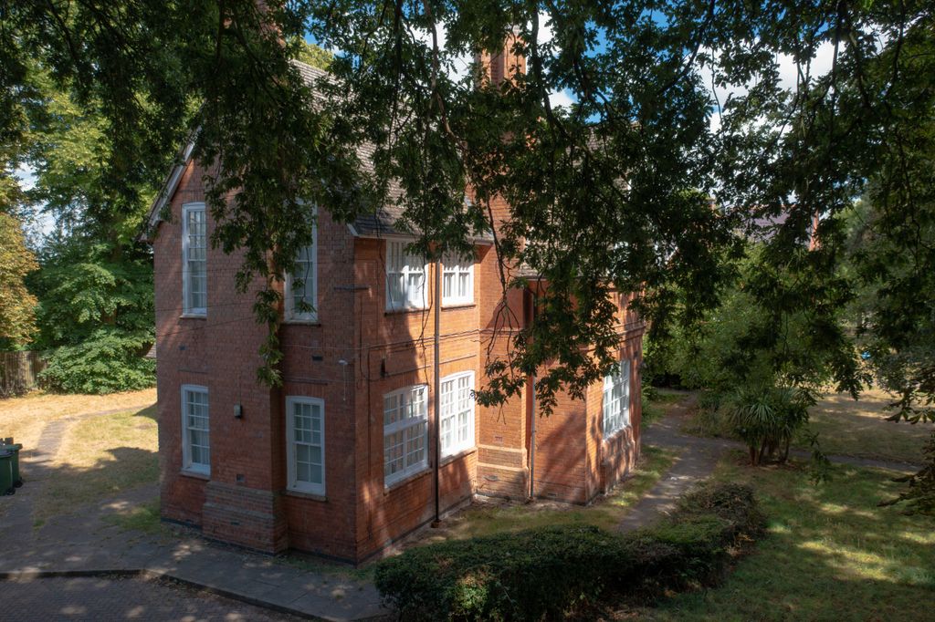 Property photo 3 of 15 8 The Drive, Countesthorpe, Leicester, Le8 5Pb