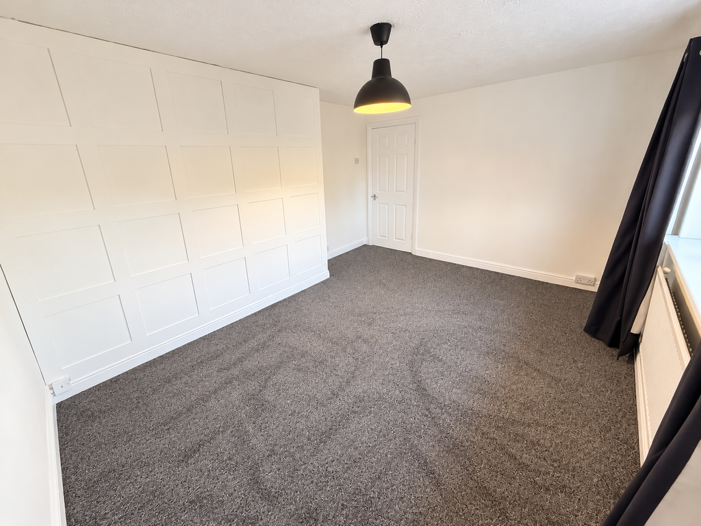 Property photo 3 of 11 Bright Neutral Modern Room