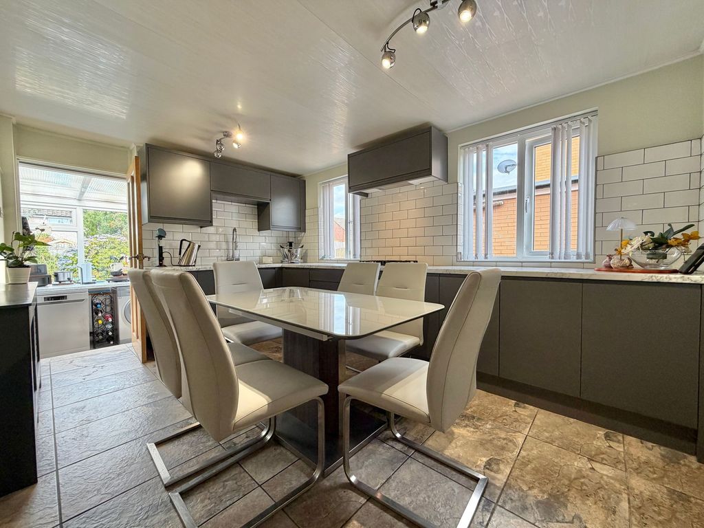 Property photo 2 of 16 Dining Kitchen