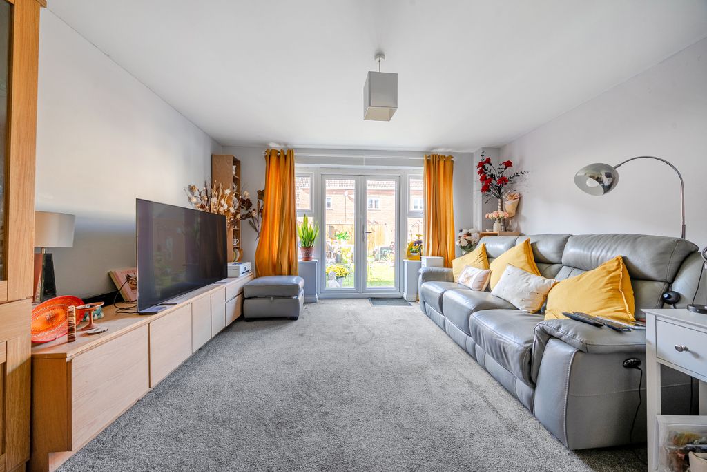 Property photo 2 of 21 Living / Dining Room