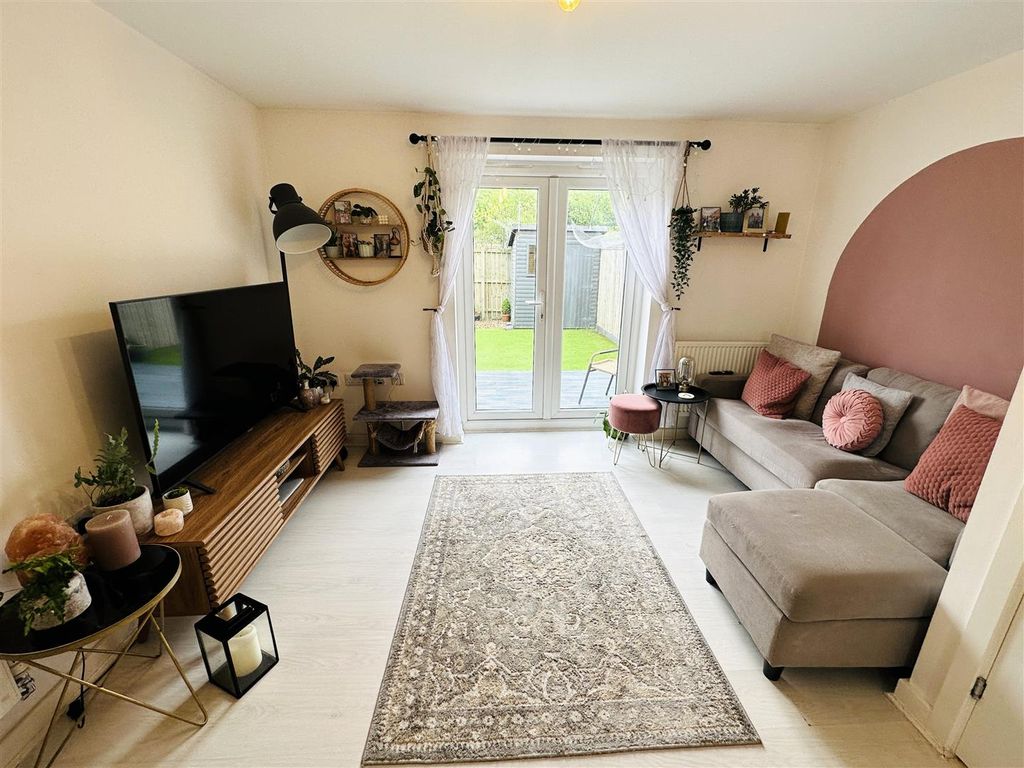 Property photo 2 of 11 Lounge