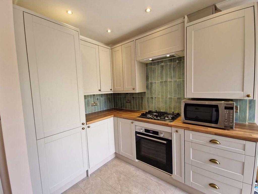 Property photo 3 of 16 Kitchen