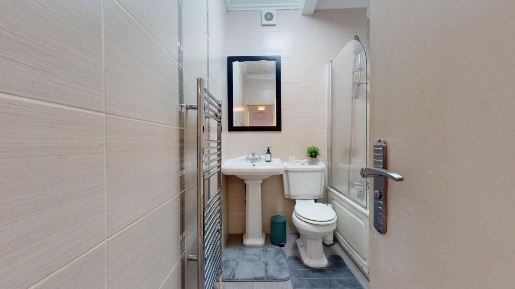 Property photo 3 of 11 Bathroom