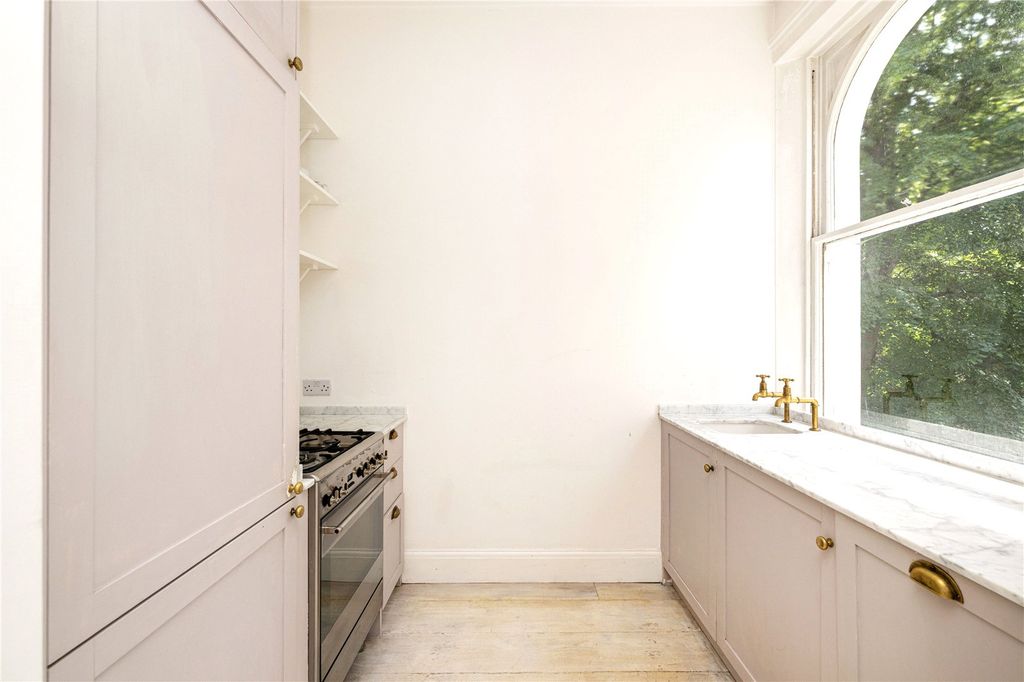 Property photo 2 of 10 Kitchen