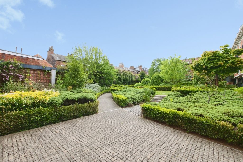 Property photo 1 of 12 Communal Gardens