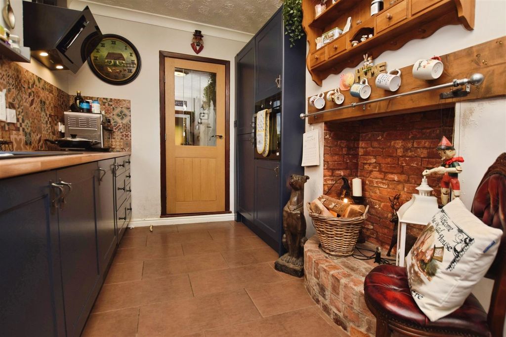 Property photo 2 of 23 d99d8494-Kitchen 20Feature 20Bb.Jpg