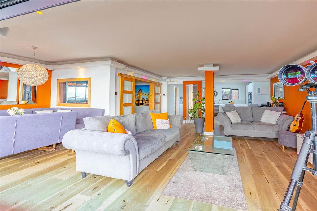 Property photo 2 of 44 Lounge/Diner