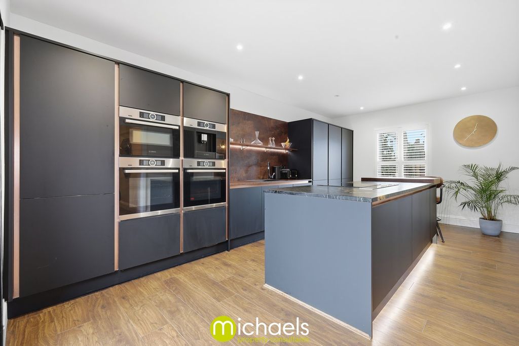 Property photo 2 of 31