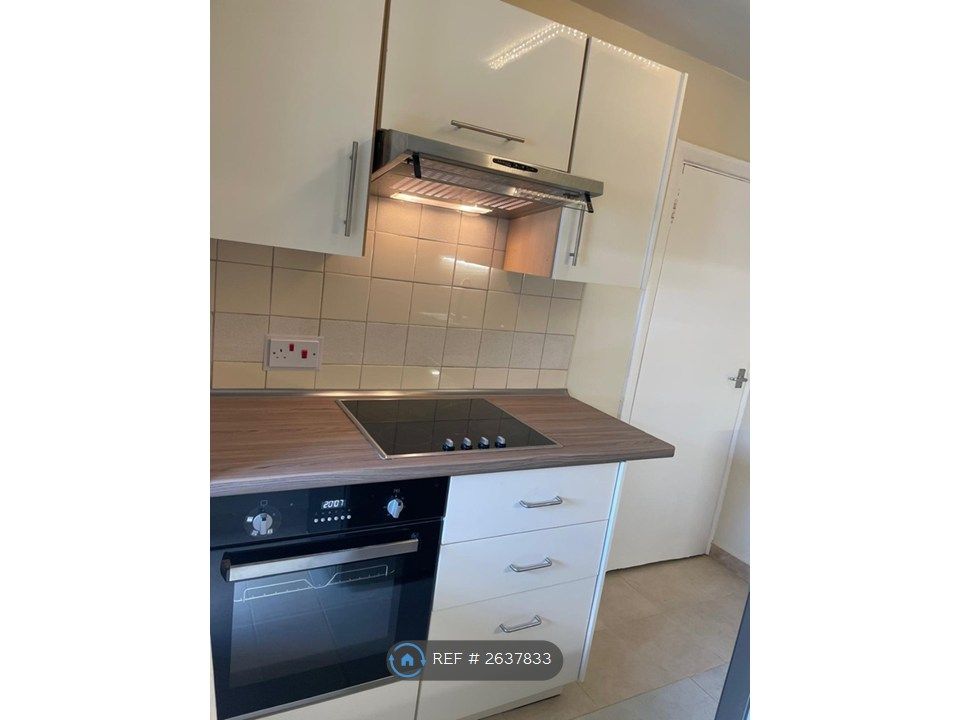Property photo 3 of 10 Kitchen
