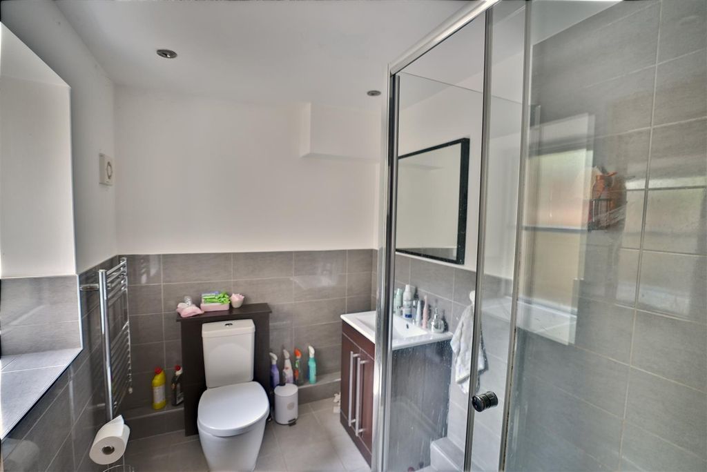 Property photo 1 of 7 Flat 1 Bathroom.Jpeg