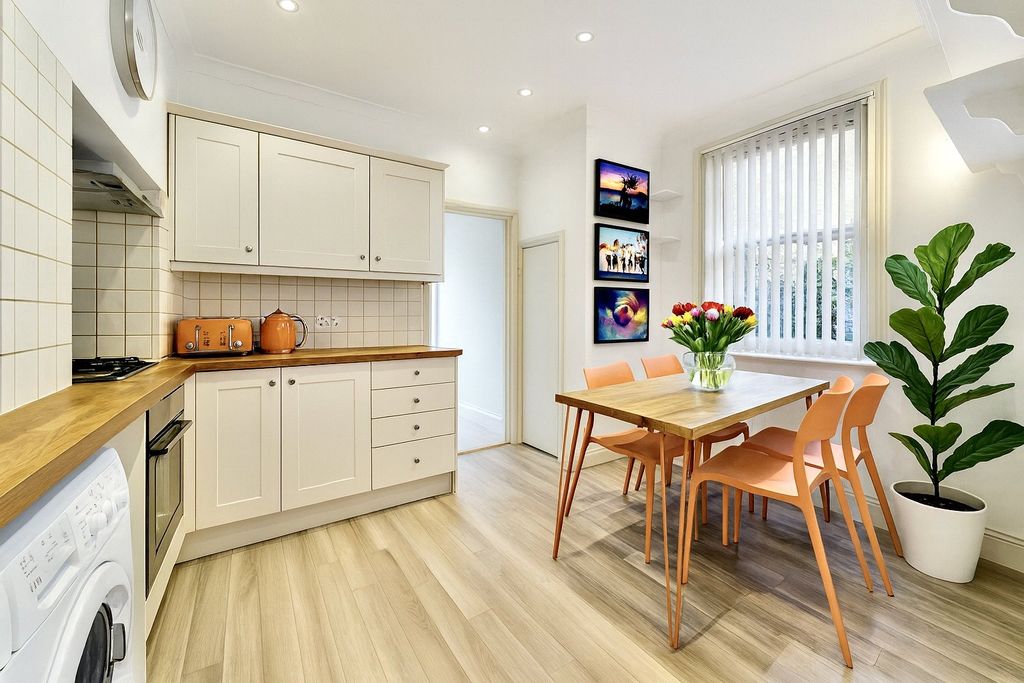 Property photo 2 of 10 Kitchen