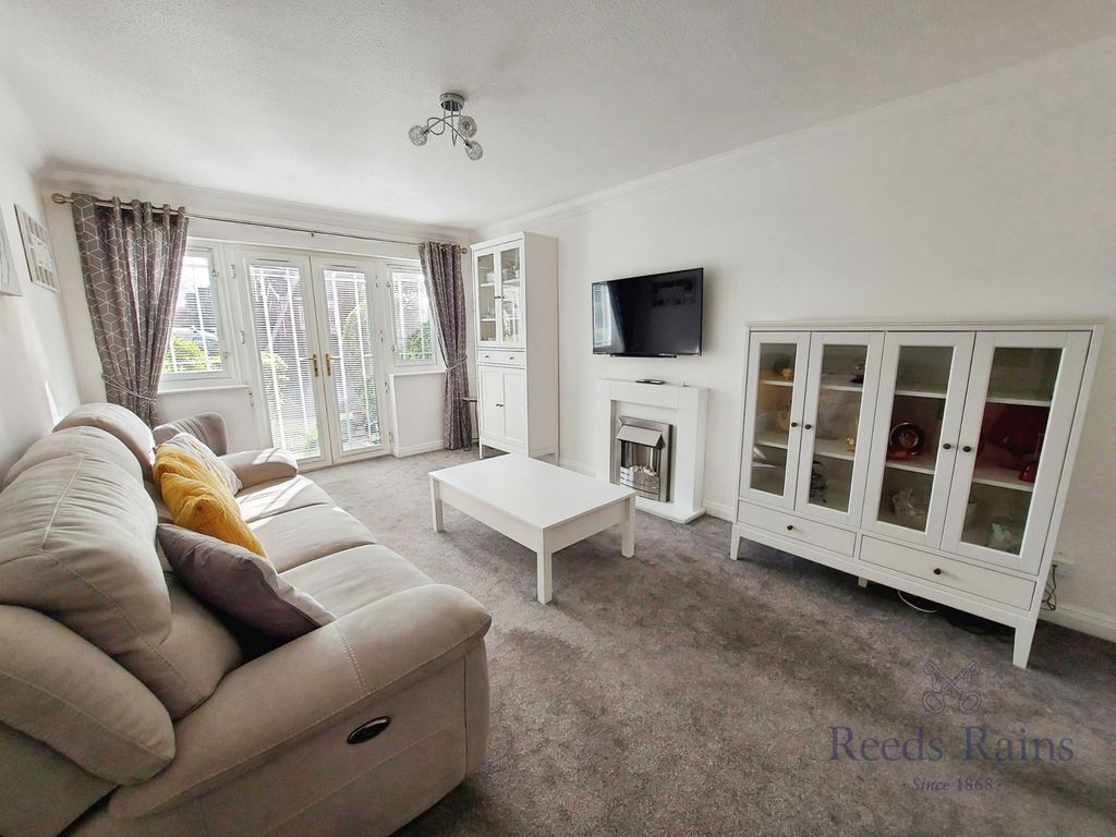 Property photo 3 of 21 Lounge