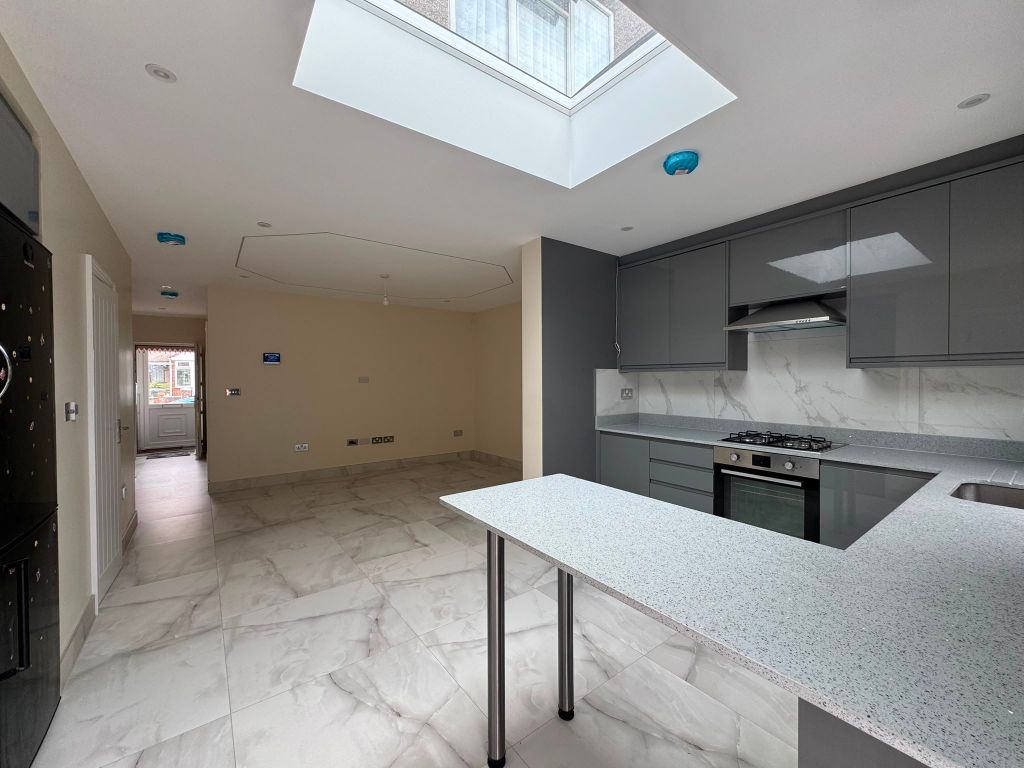 Property photo 3 of 11 3 Carlyon Close, Wembley, Ha0 1Hr (5)