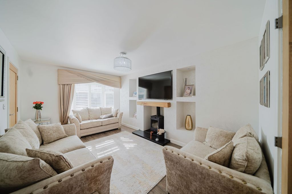 Property photo 2 of 28