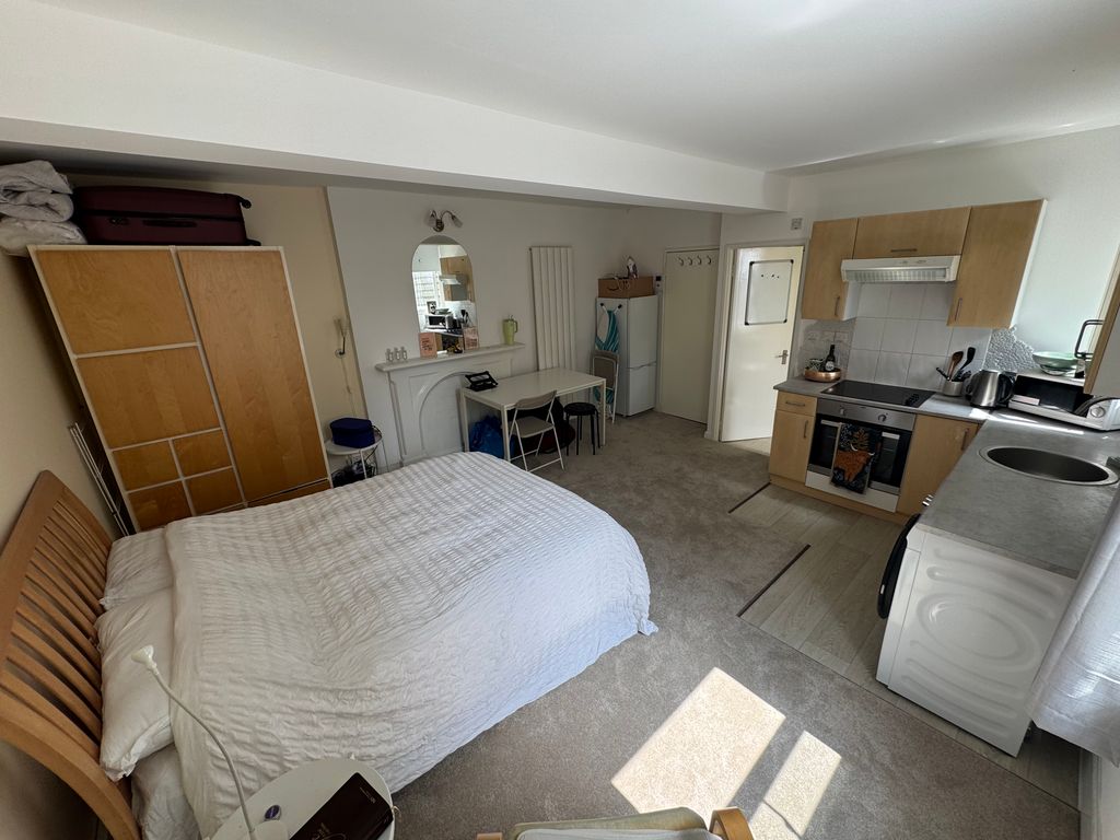 Property photo 3 of 7 Room