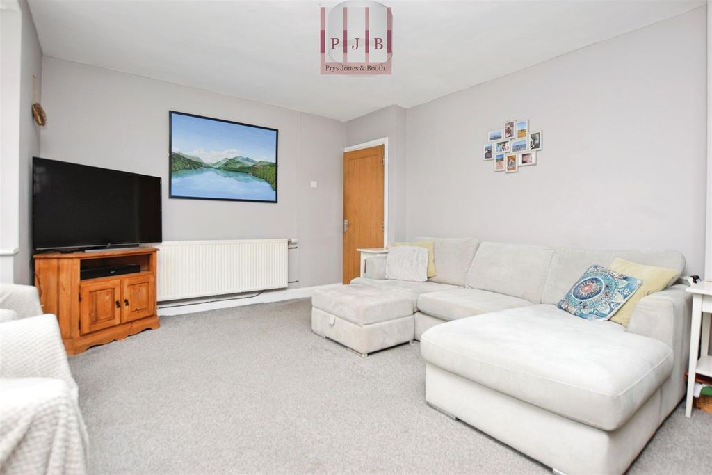 Property photo 3 of 18 Lounge V2.Jpg