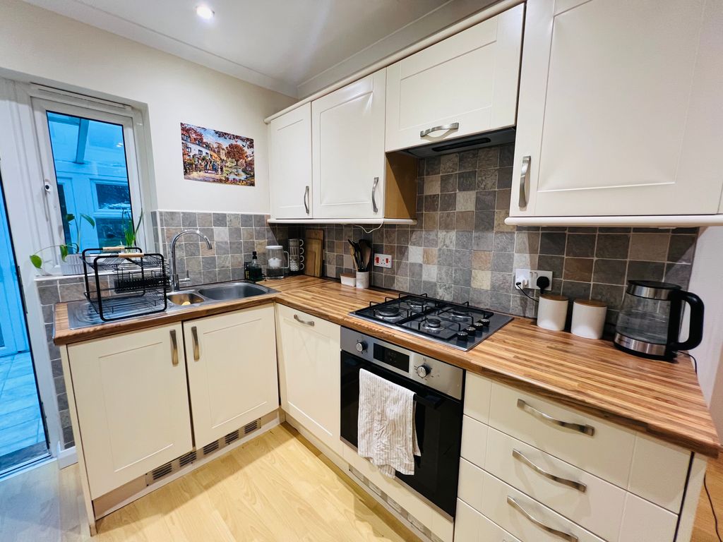 Property photo 2 of 9 Kitchen