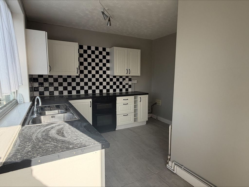 Property photo 2 of 8 Kitchen 2