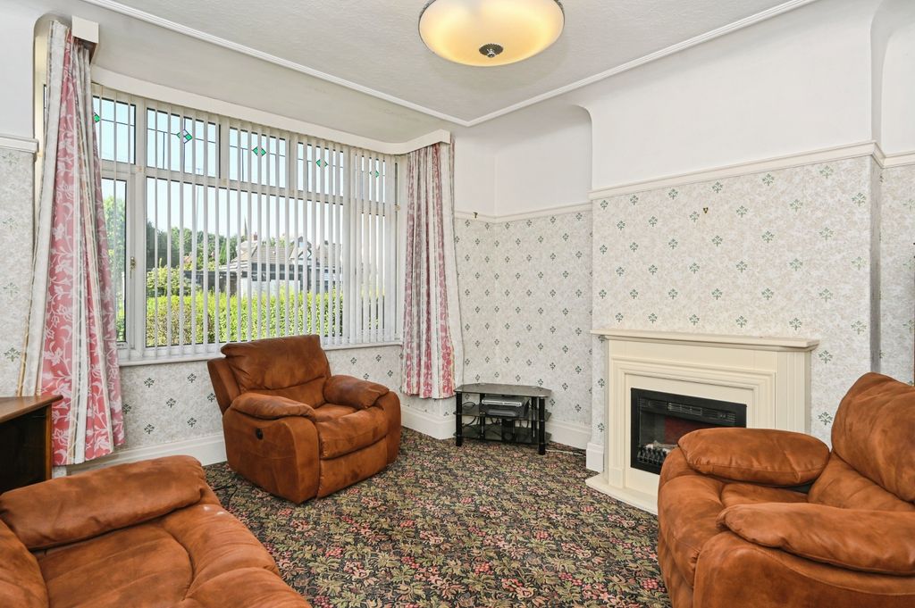 Property photo 3 of 15 Lounge
