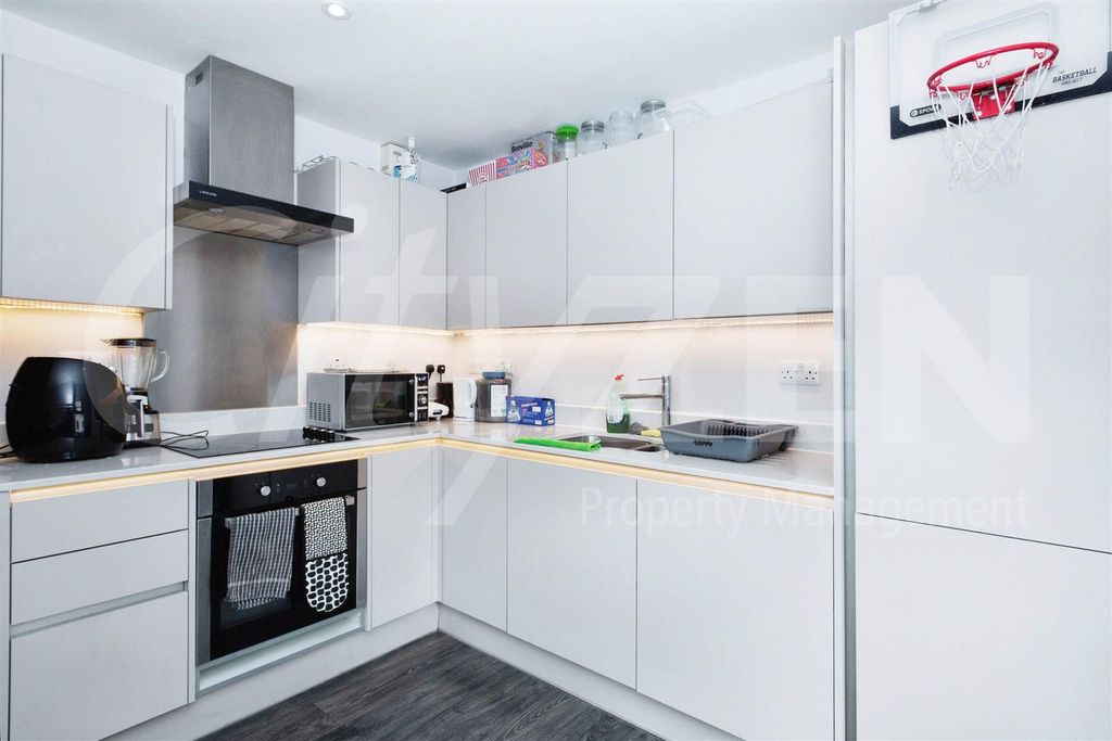 Property photo 3 of 19 Kitchen